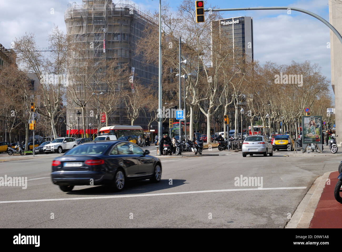 Occupato la strada principale che attraversa il centro della città. Avenue Diagonal al posto Rei Joan Carlos I. Con il traffico e le persone. Foto Stock