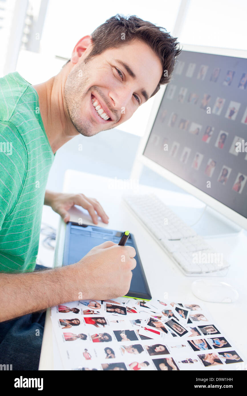 Editor foto di lavorare con una tavoletta grafica Foto Stock