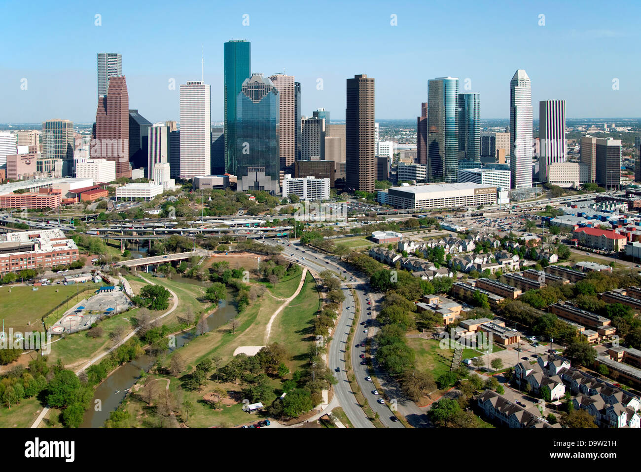 Antenna della skyline di Houston con il Buffalo Bayou Park, Quarto Ward e Allen Parkway in primo piano Foto Stock