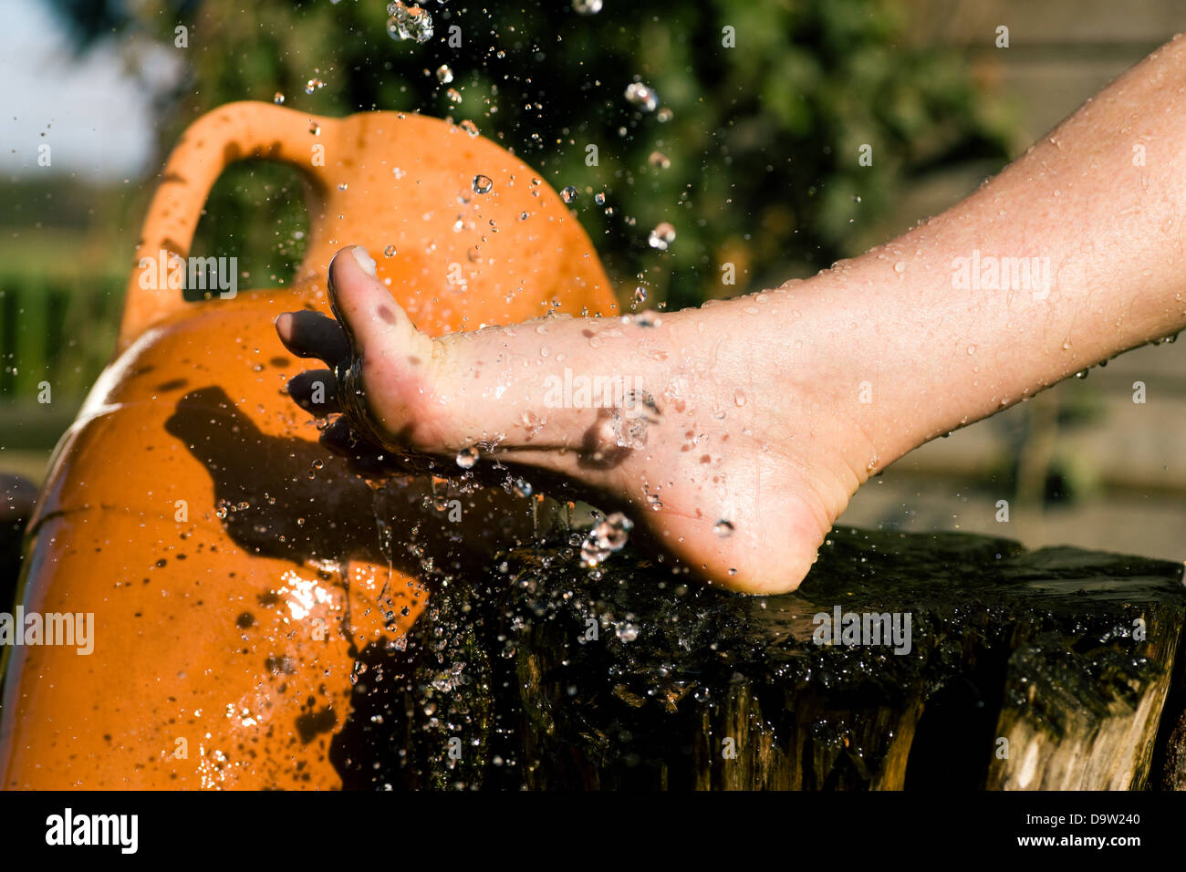 Schizzi di acqua fredda aveva infuso in piedi in una terapia alternativa sessione; gocce congelate Foto Stock