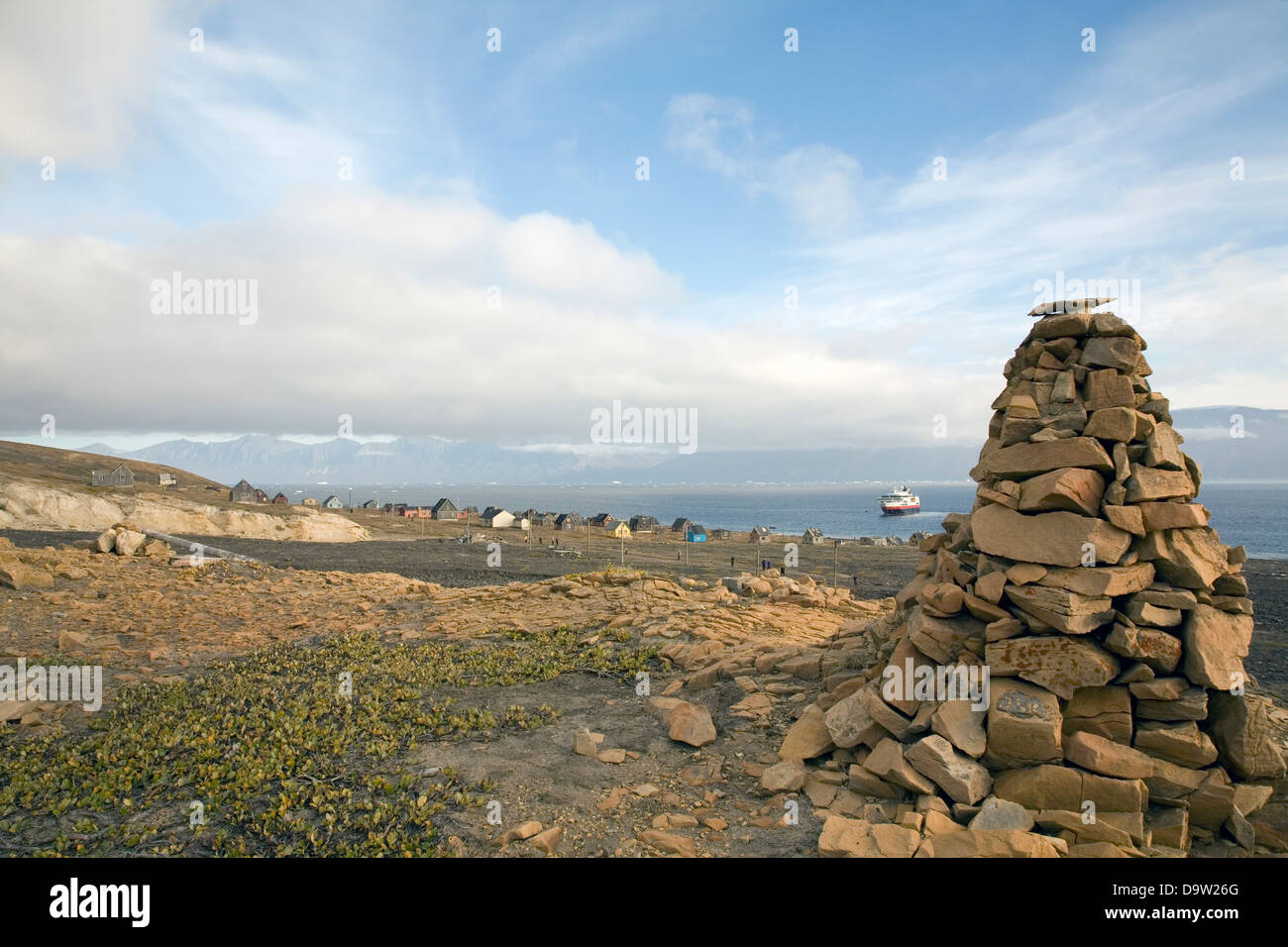 Pila di rocce, abbandonata miniera di carbone comunità di Qullissat su Disko Isola, Groenlandia Foto Stock
