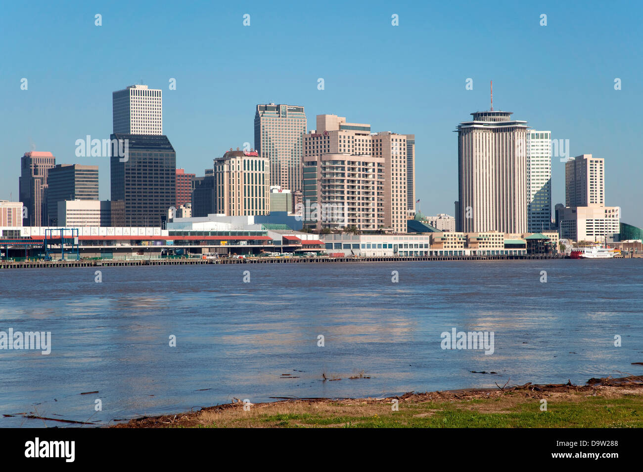 In downtown New Orleans, Louisiana dal attraverso il fiume Mississippi Foto Stock