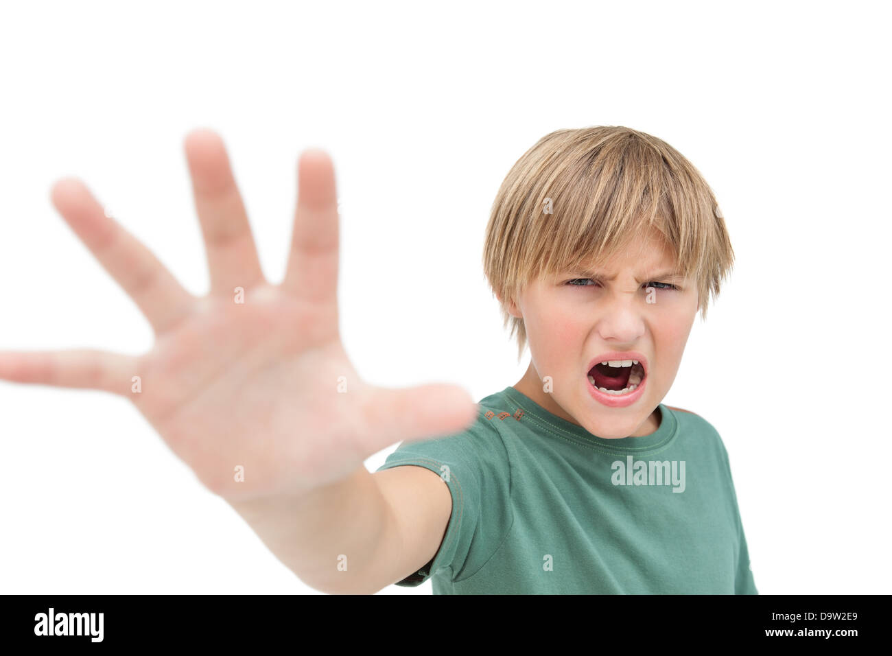Furious piccolo ragazzo gridando e facendo segno di stop con la mano Foto Stock