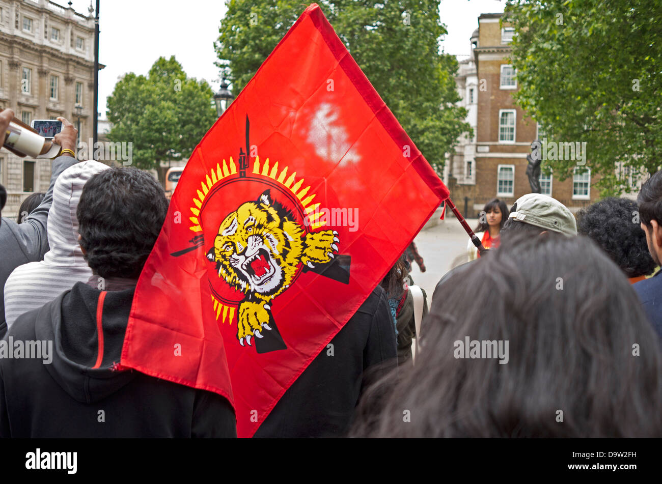 Bandiera del Tamil Eelam sventolato in segno di protesta al di fuori di Downing Street Foto Stock