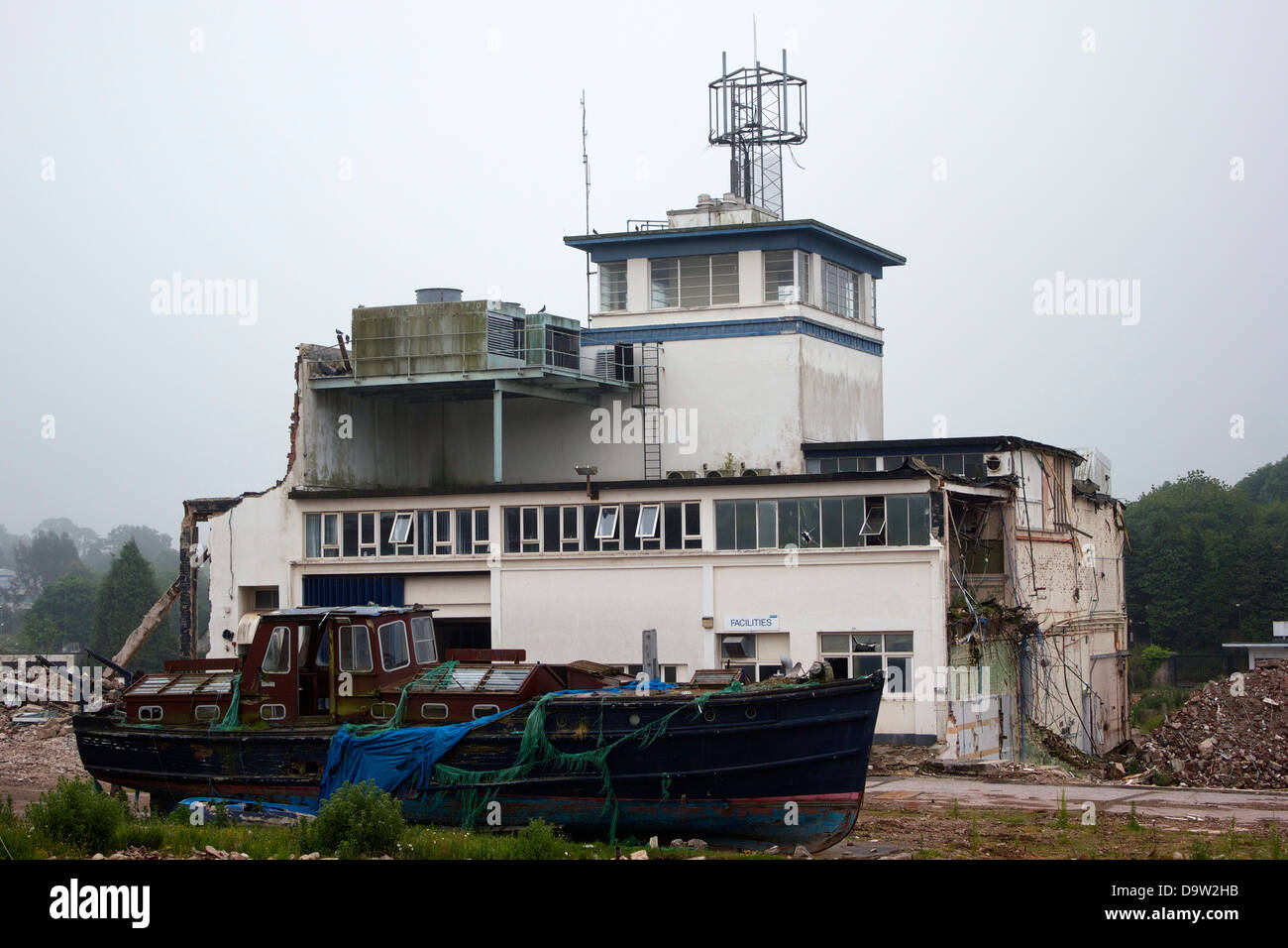 Decadimento in barca su un sito di costruzione Foto Stock