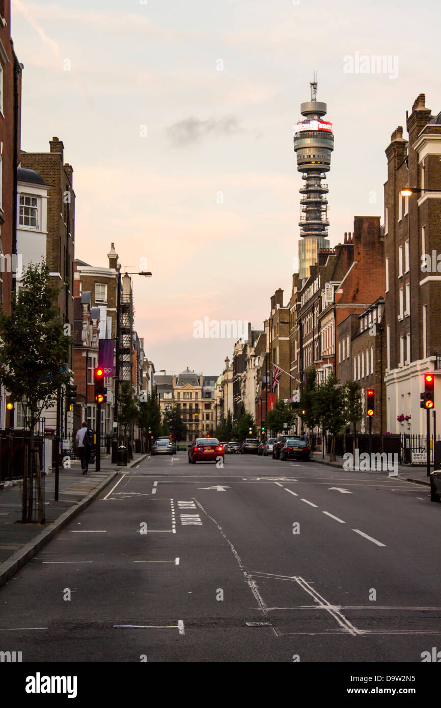 Weymouth Street, Marylebone, London, England con vista del BT Tower - orientamento verticale Foto Stock