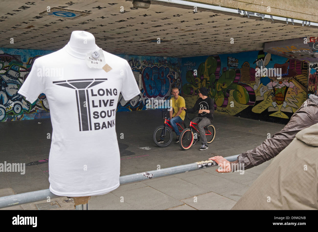 Una lunga vita a South Bank campagna t-shirt a Undercroft. Due piloti di BMX sono in background. Foto Stock