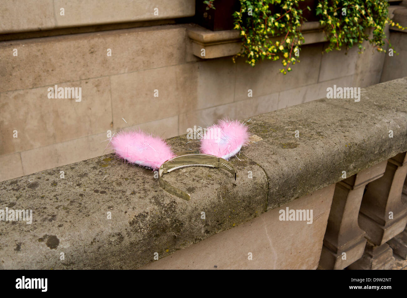 Una coppia di rosa boppers deely abbandonato su un muro di pietra a Londra. Foto Stock