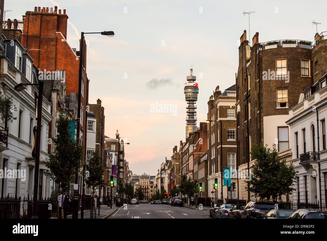 Weymouth Street, Marylebone, London, England con vista del BT Tower Foto Stock