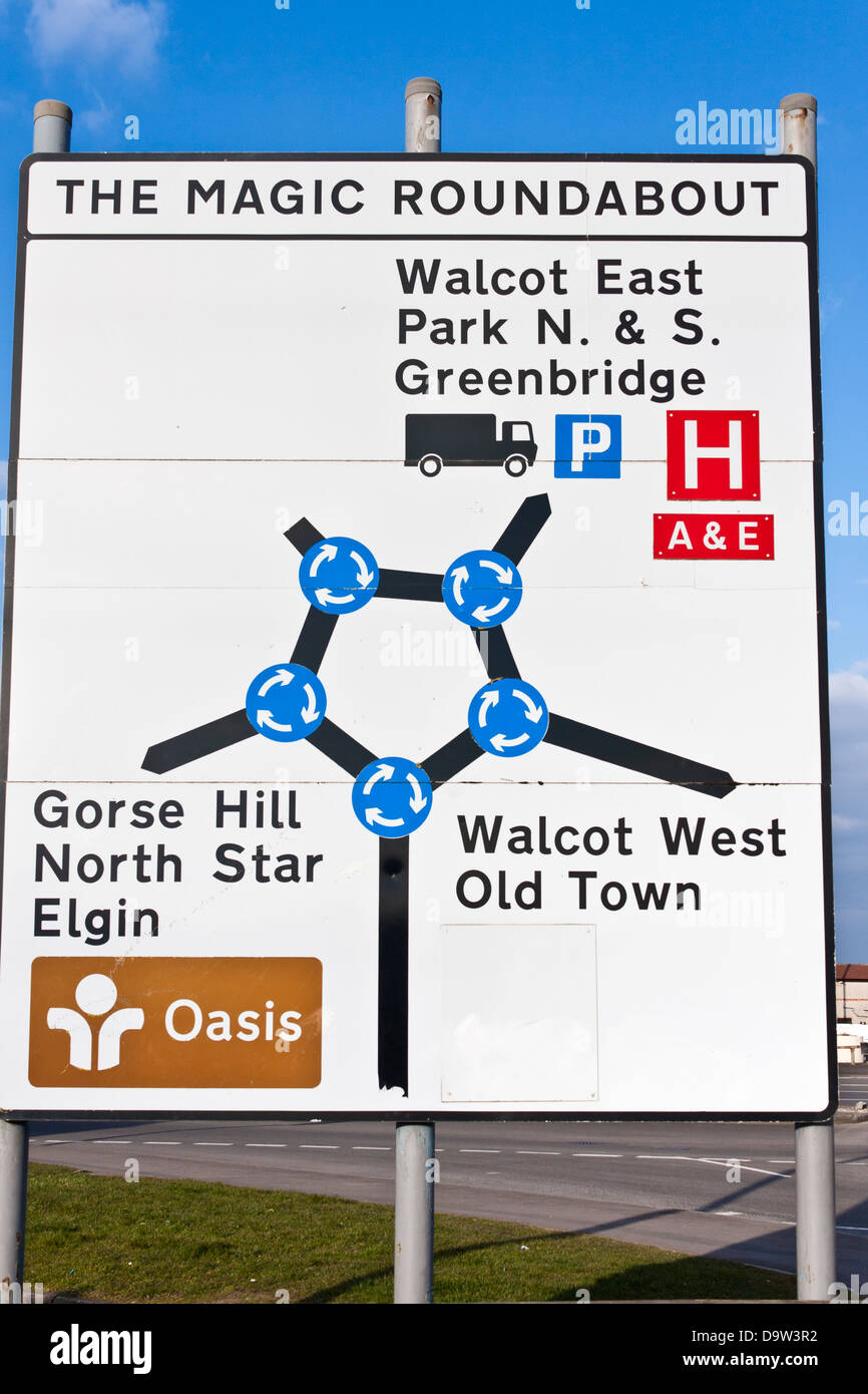 Cartello stradale che mostra le cinque mini rotatorie al famigerato rotatoria magica a Swindon, Wiltshire, GB, Regno Unito Foto Stock
