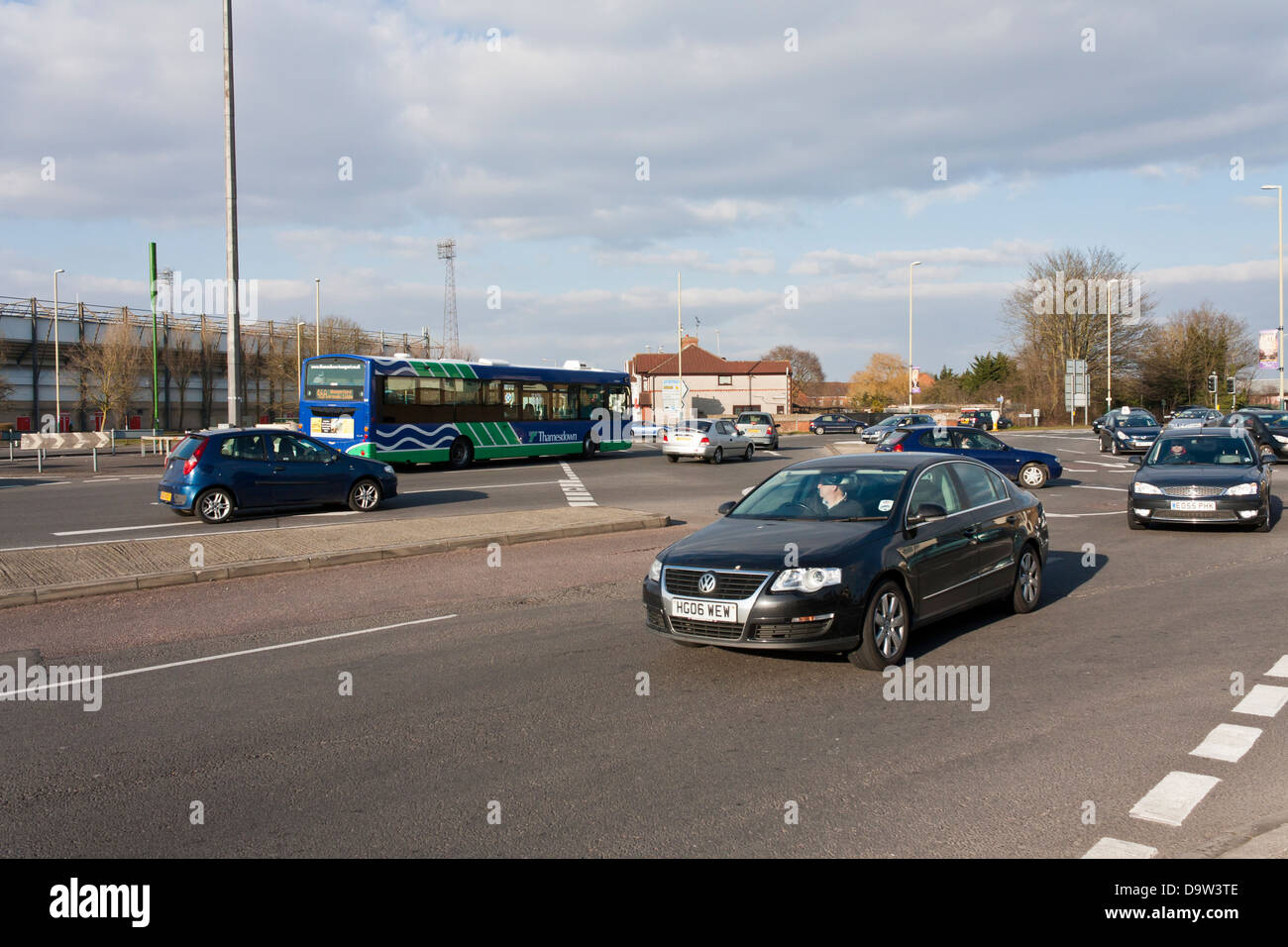Autovetture e autobus negoziare i cinque mini rotatorie al famigerato rotatoria magica a Swindon. Foto Stock