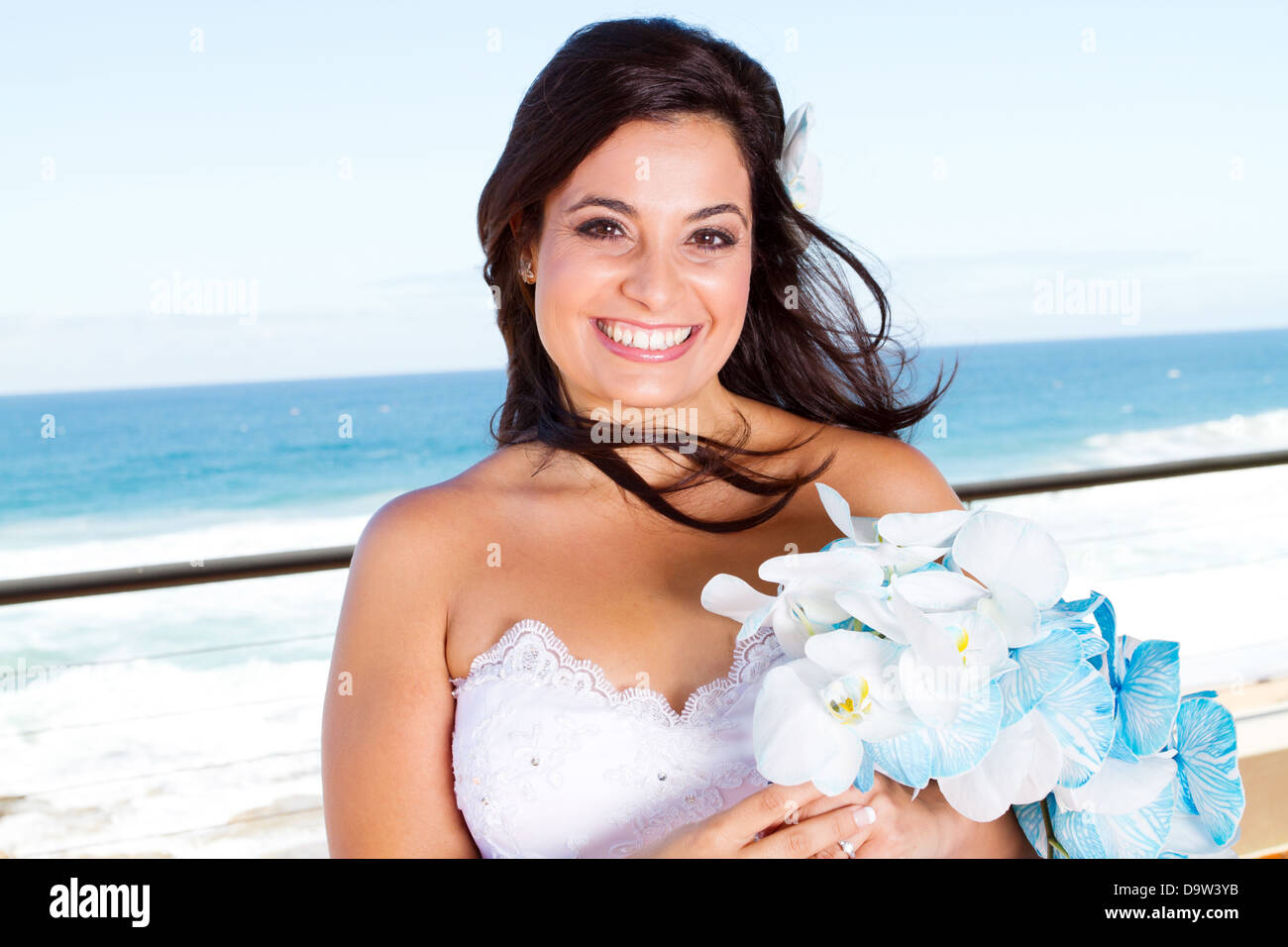Felice sposa closeup ritratto con bouquet Foto Stock