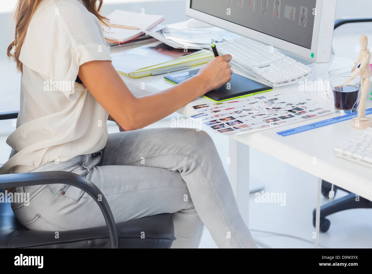 Editor foto puntando con tavoletta grafica Foto Stock