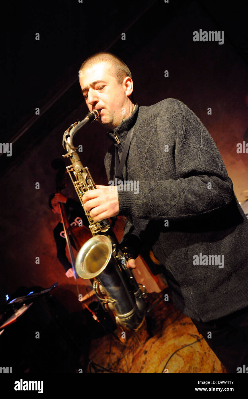 Polish jazz ensemble esegue in una cantina club nel quartiere bohemien di Varsavia. Foto Stock