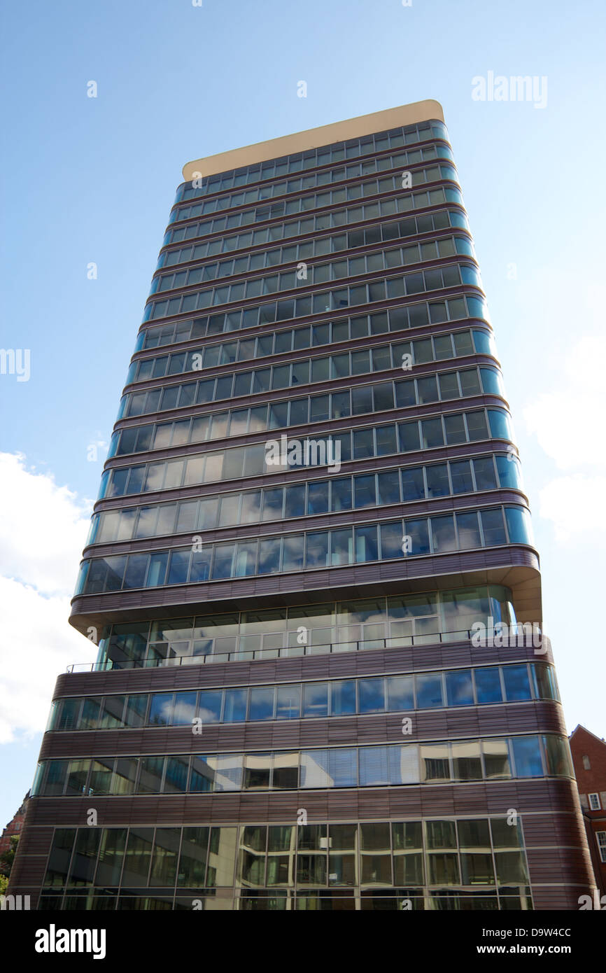 La storia di 18 DWI-Turm ad Amburgo, Germania, costruito nel 2007 per sostituire il modernista Astra-Turm. Foto Stock