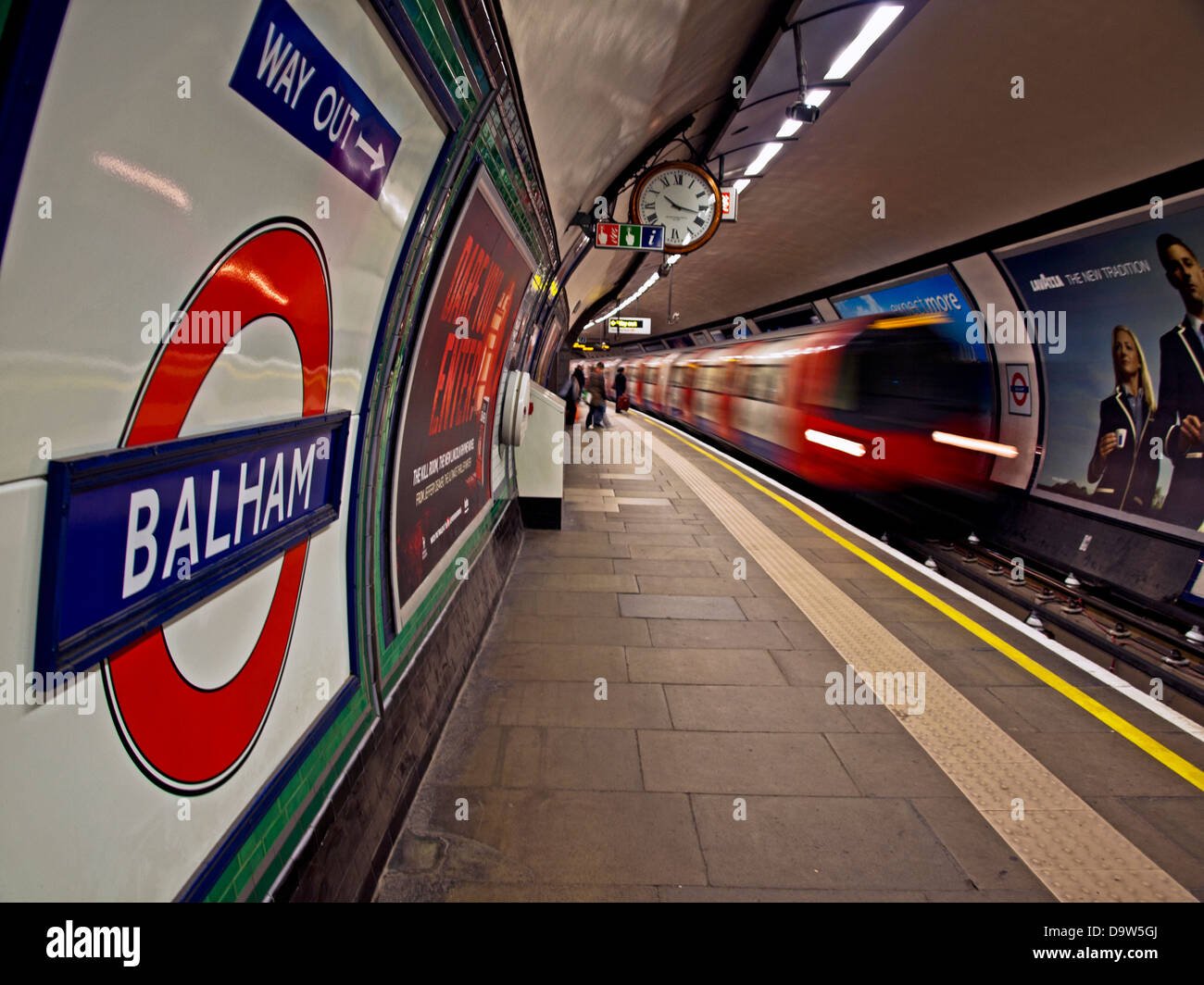 Interno di Balham Station sulla linea del Nord che mostra la piattaforma e il famoso London Underground logo Foto Stock