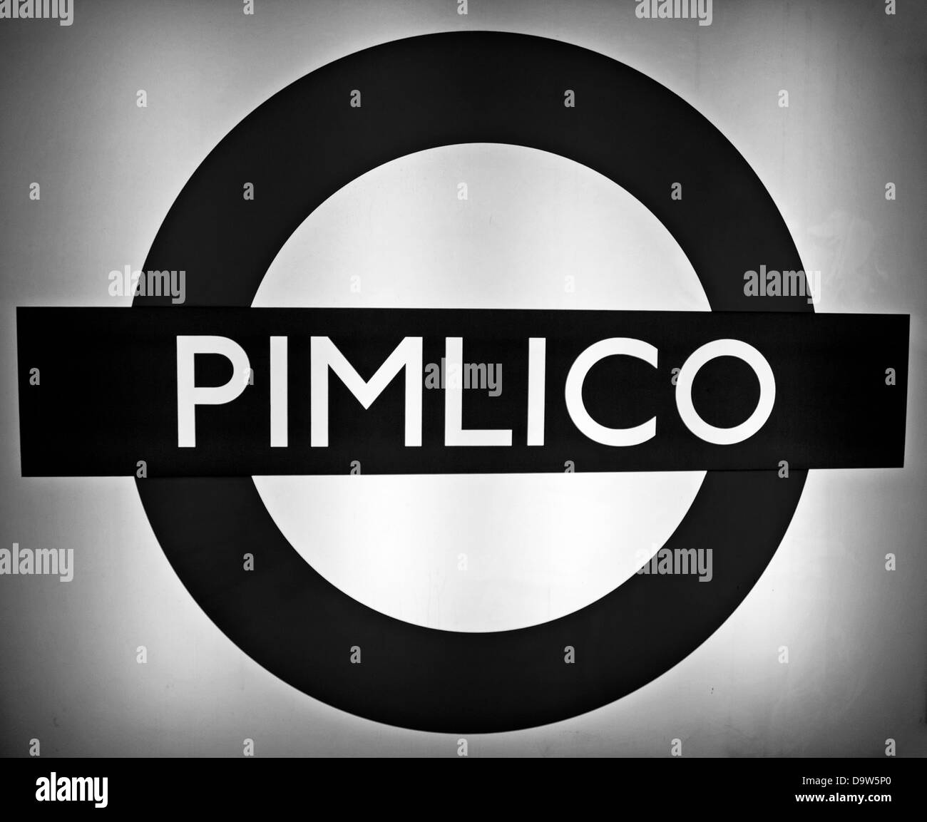 Visualizzazione bianco e nero del famoso London Underground logo alla stazione di Pimlico sulla linea Victoria Foto Stock