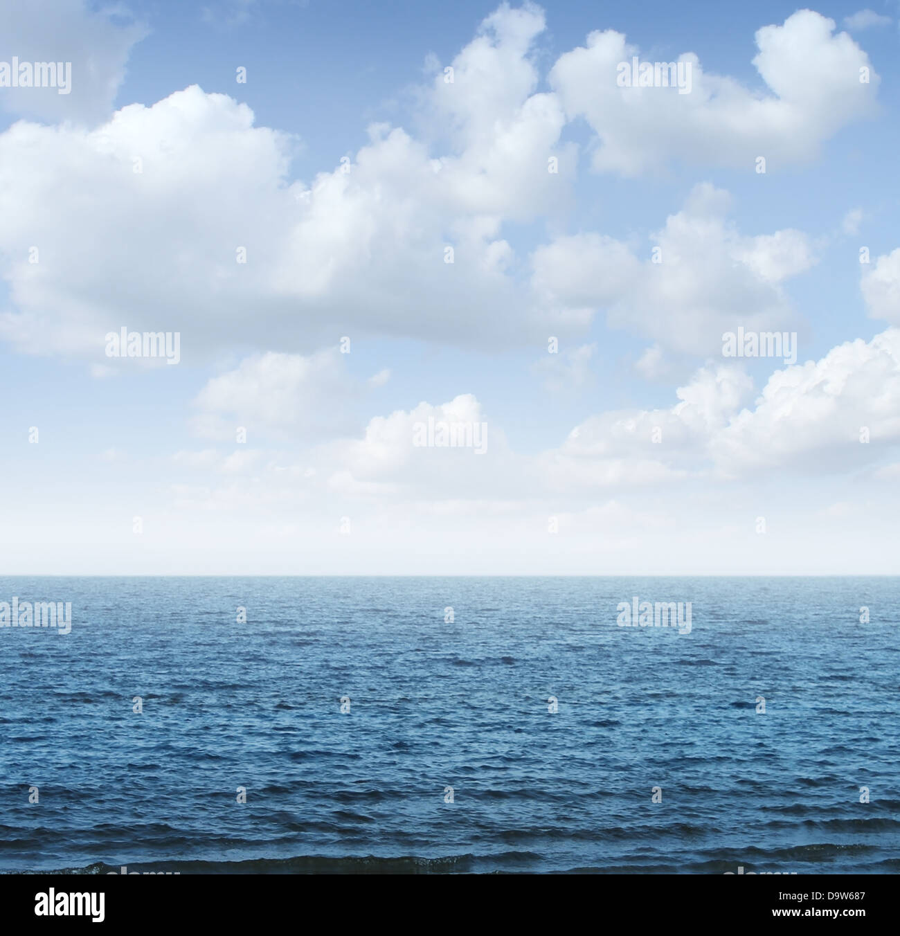 Oceano e cielo come sfondo di una scena tranquilla della natura con un mare azzurro orizzonte andando all'infinito su un giorno di estate con la copia in bianco lo spazio. Foto Stock