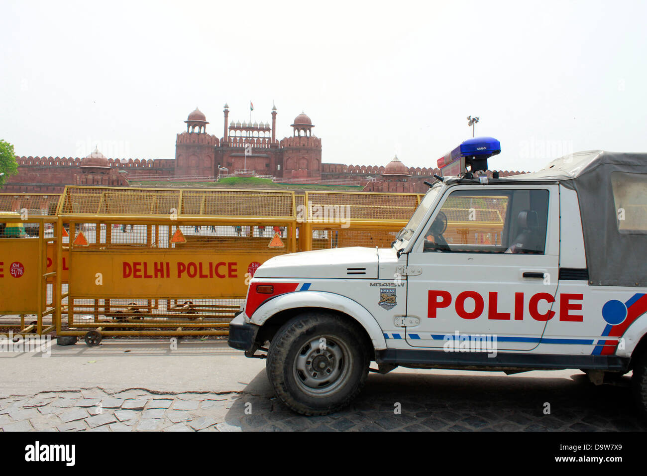 Un veicolo di polizia al di fuori della Red Fort, New Delhi, India Foto Stock