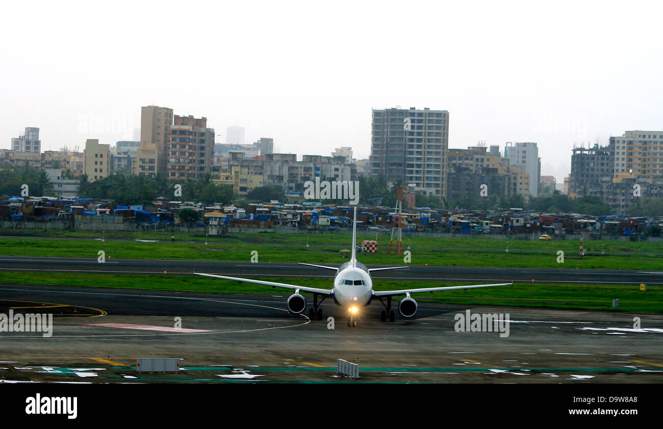 Aeromobili in rullaggio dopo lo sbarco a Chatrapati aeroporto internazionale ;; Mumbai India Foto Stock
