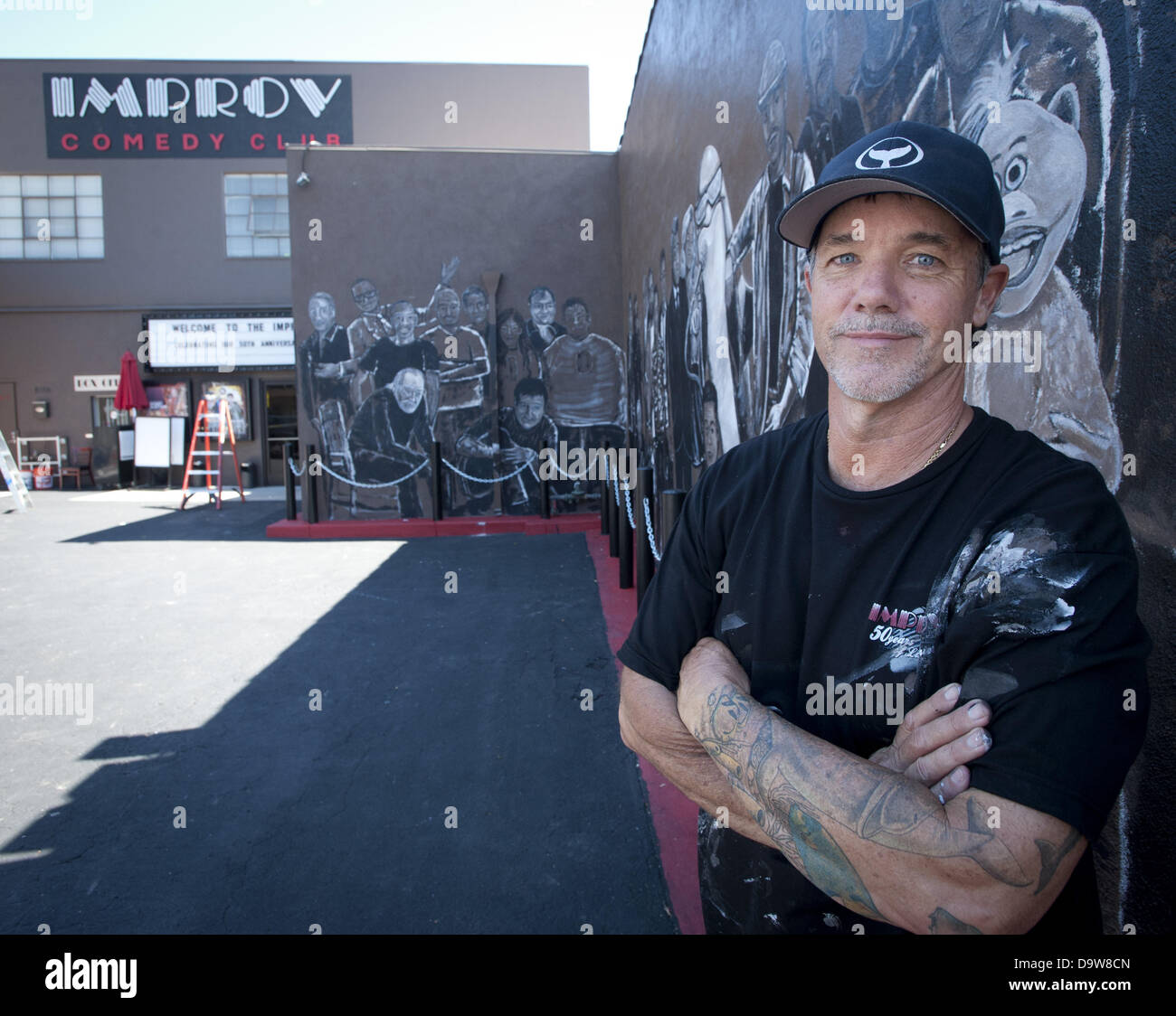 Los Angeles, California, USA. Il 26 giugno, 2013. WYLAND sorge accanto alla sua quasi completato il murale a Hollywood migliorare sulla Melrose Avenue a Los Angeles il Mercoledì, 26 giugno 2013. WYLAND dipinta 57 ben noto fumetto di più grandi dimensioni di vita sulle pareti che circondano l'ingresso al famoso comedy club. WYAND e il Wyland Foundation support la conservazione dell'acqua, proveniente insieme negli ultimi mesi con ''fumetti per la conservazione dell'acqua," allo scopo di raccogliere fondi per sostenere il Sindaco nazionale della sfida per la conservazione dell'acqua.''.ULTERIORI INFORMAZIONI: oceano artista Wyland, Laguna Foto Stock