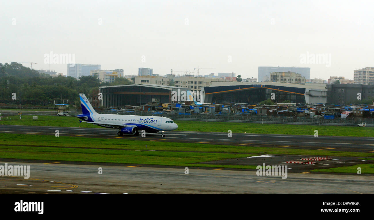 Aeromobili in rullaggio dopo lo sbarco a Chatrapati aeroporto internazionale ;; Mumbai India Foto Stock