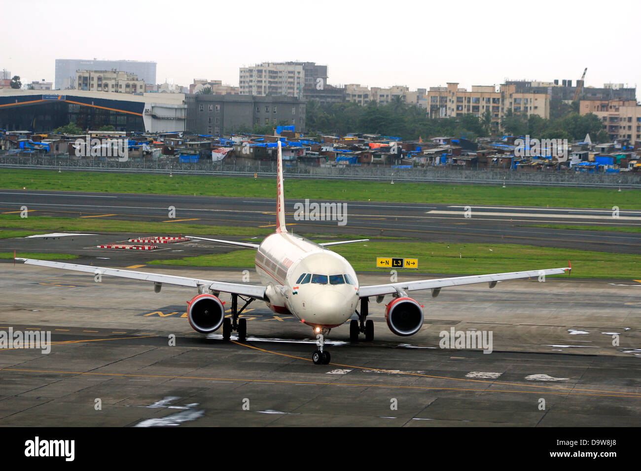 Aeromobili in rullaggio dopo lo sbarco a Chatrapati aeroporto internazionale ;; Mumbai India Foto Stock