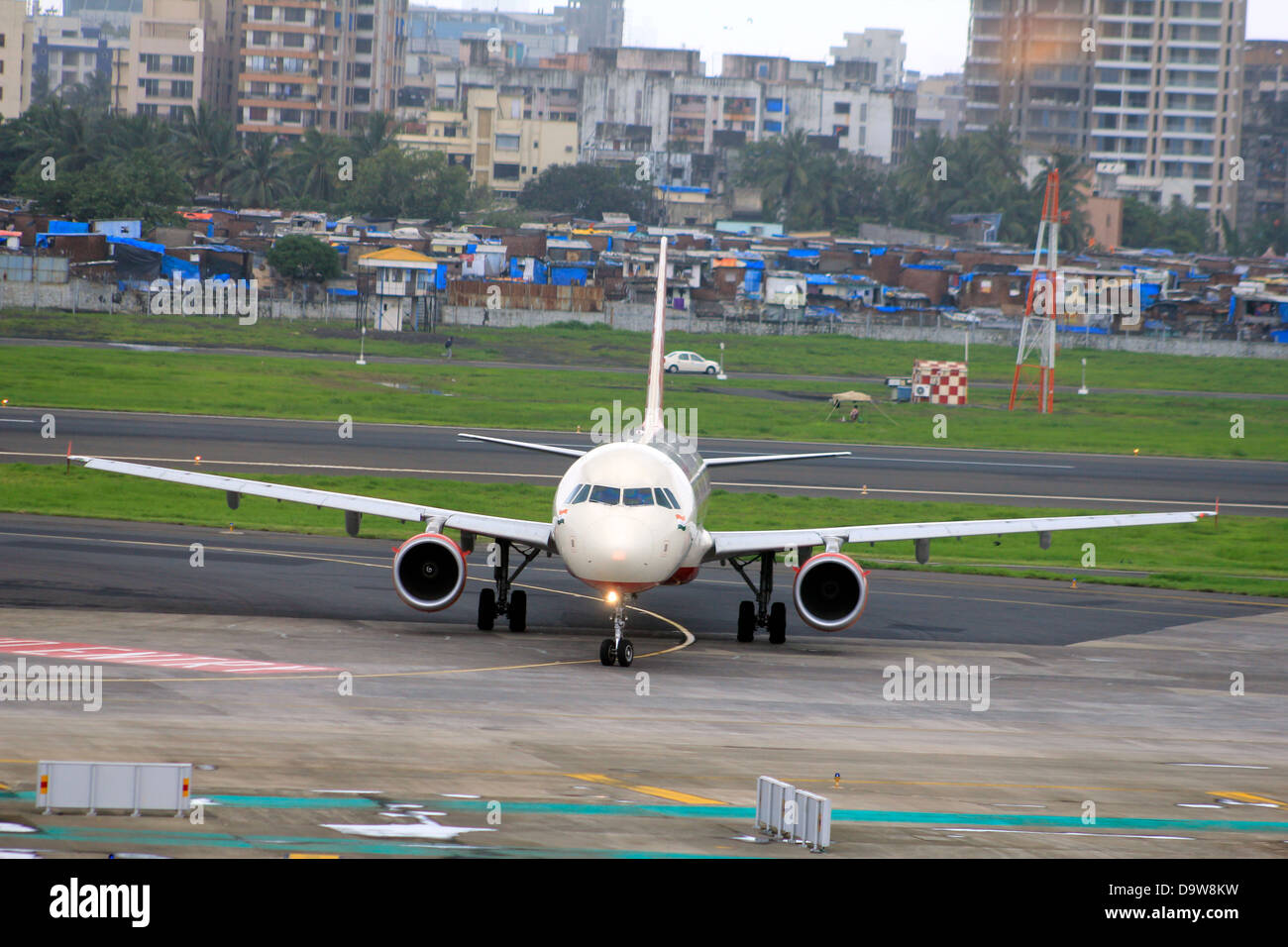 Aeromobili in rullaggio dopo lo sbarco a Chatrapati aeroporto internazionale ;; Mumbai India Foto Stock