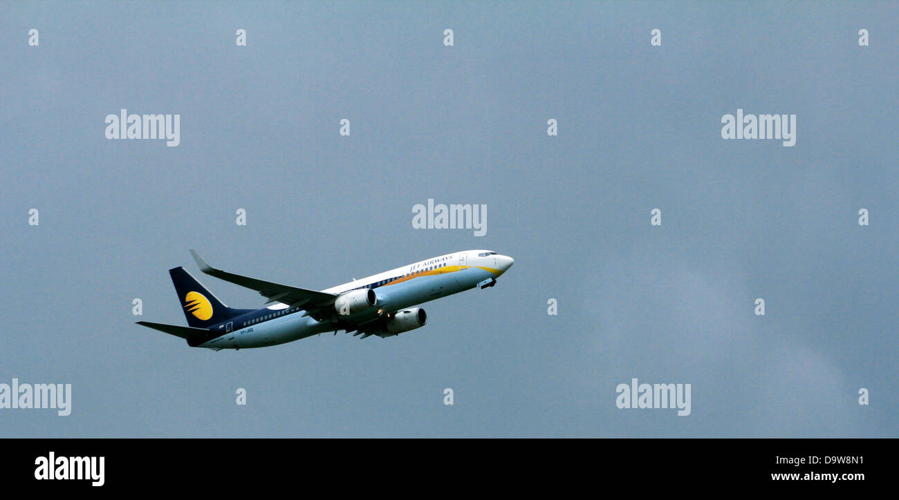 Un Jet Airways Flight secondi dopo il decollo Foto Stock