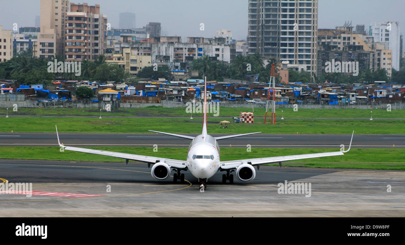 Aeromobili in rullaggio dopo lo sbarco a Chatrapati aeroporto internazionale ;; Mumbai India Foto Stock