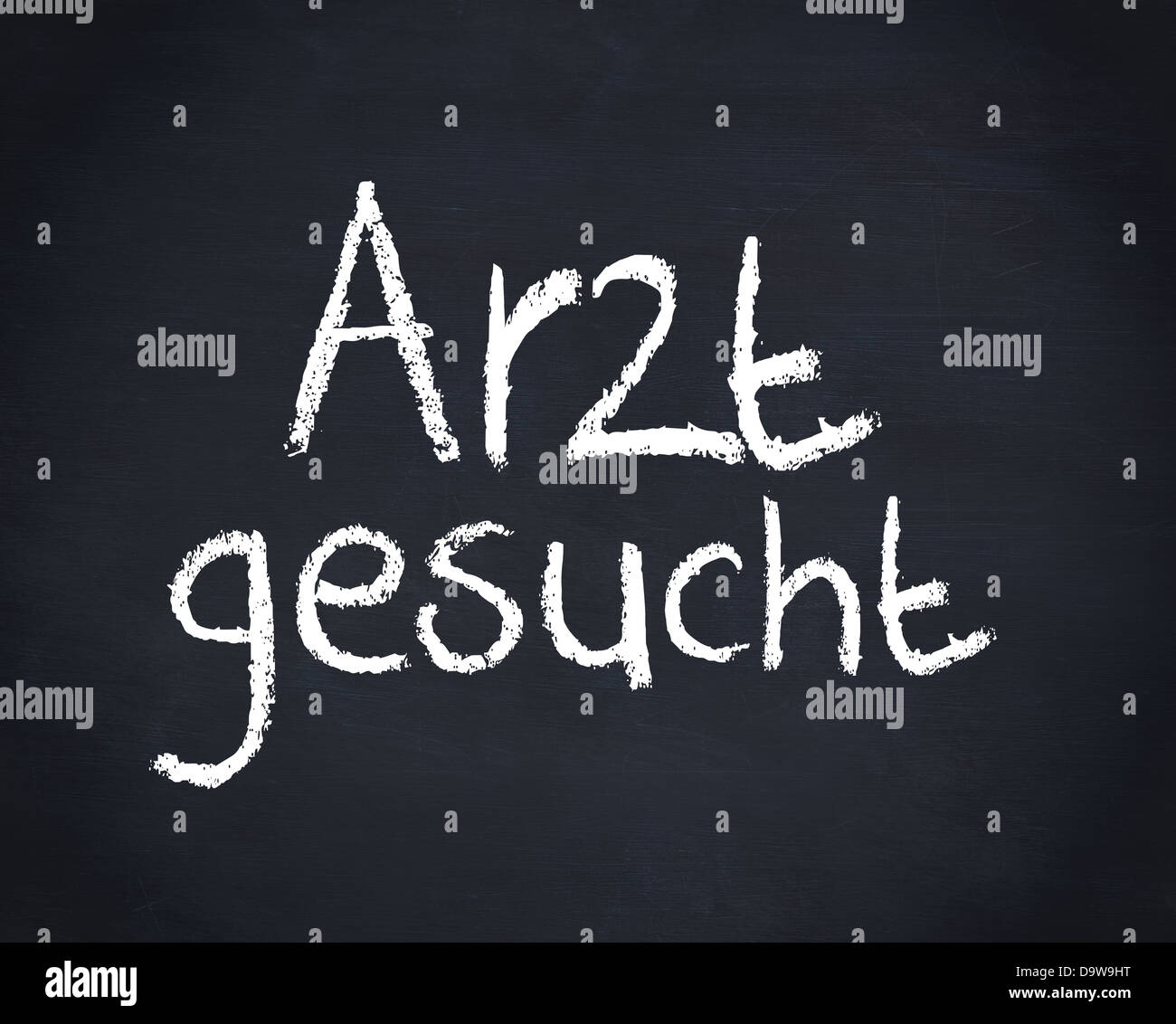 Parola tedesca arzt gesucht scritti su una lavagna Foto Stock