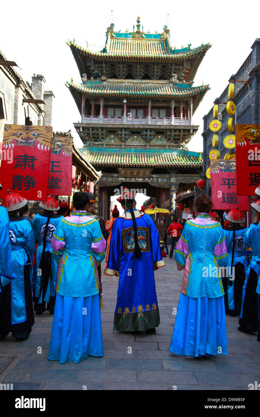 La Cina, nella provincia di Shanxi, Contea di Pingyao Pingyao, antica città, strada processione, rievocazione della antica usanza. Foto Stock