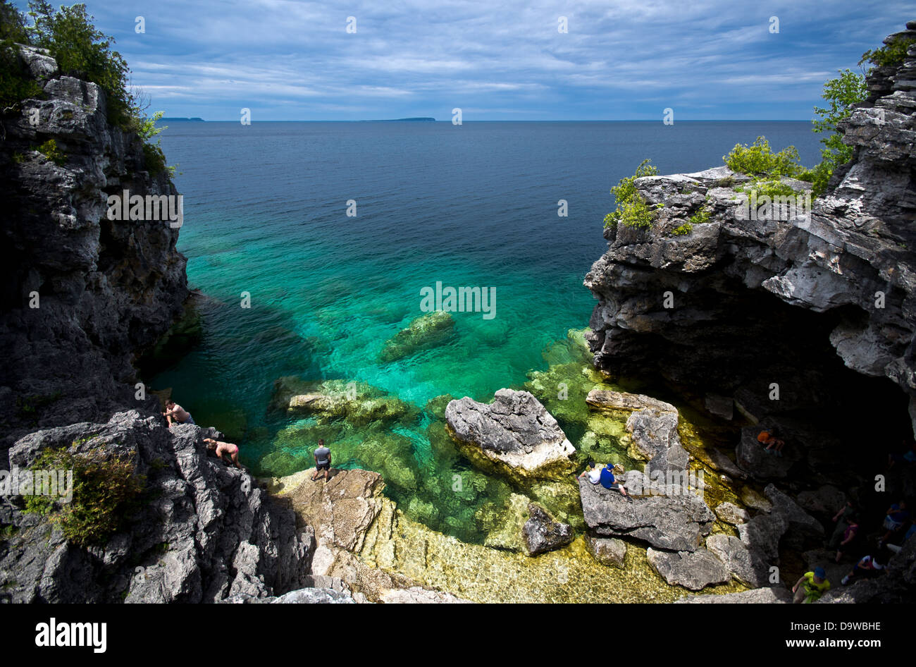 Guardando verso il basso nella grotta di Bruce Peninsula National Park in Ontario, Canada. Foto Stock