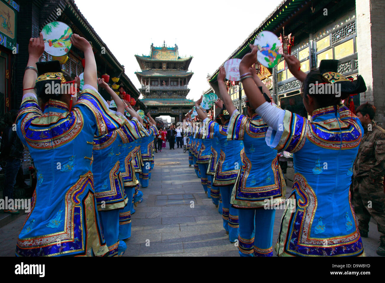 La Cina, nella provincia di Shanxi, Contea di Pingyao Pingyao, antica città, strada processione, rievocazione della antica usanza. Foto Stock