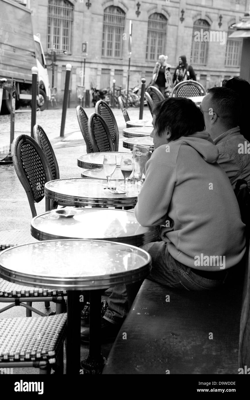 La gente seduta a street cafe tabelle, Montemartre, Parigi. Foto Stock