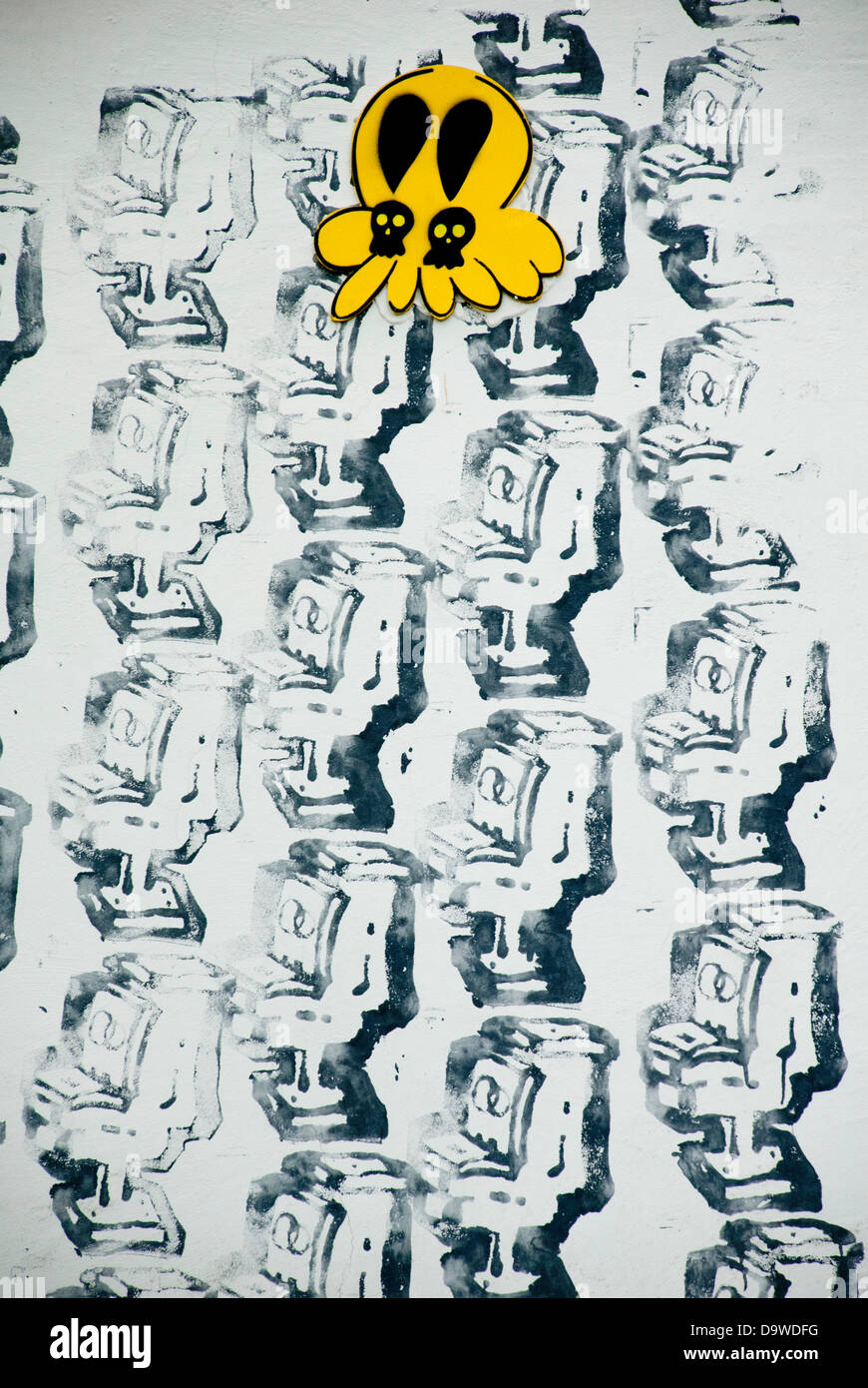 Graffiti/arte del collage su una parete in Rue Foyatier, Parigi Foto Stock