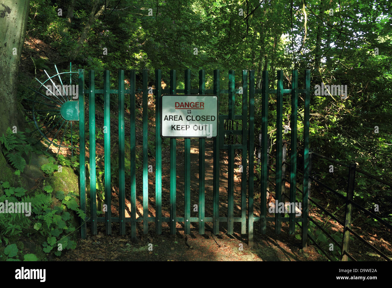 Un 'Drabbia Area Chiusa Tenere fuori' segno su un metallo grande porta di sicurezza Foto Stock