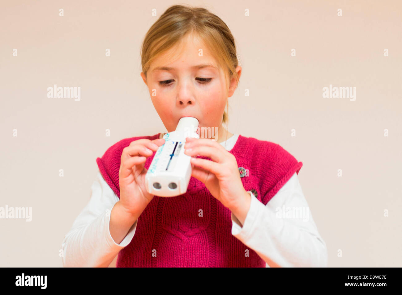 Revisione annuale 4 anno vecchia ragazza affetti da mucoviscidosi qui fisioterapia respiratoria sessione ospedale di Limoges FRANCIA. Foto Stock
