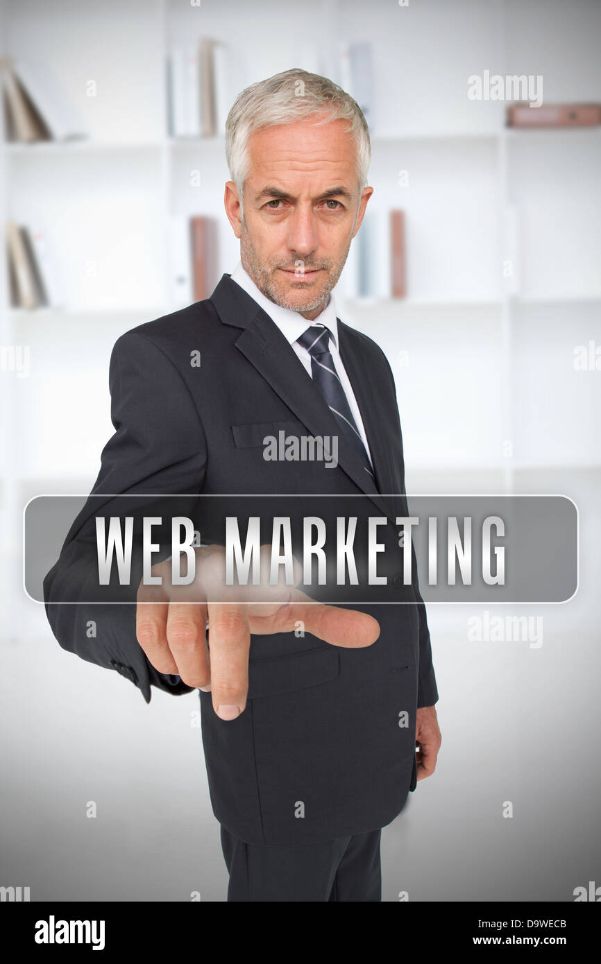 Imprenditore toccando il termine web marketing Foto Stock