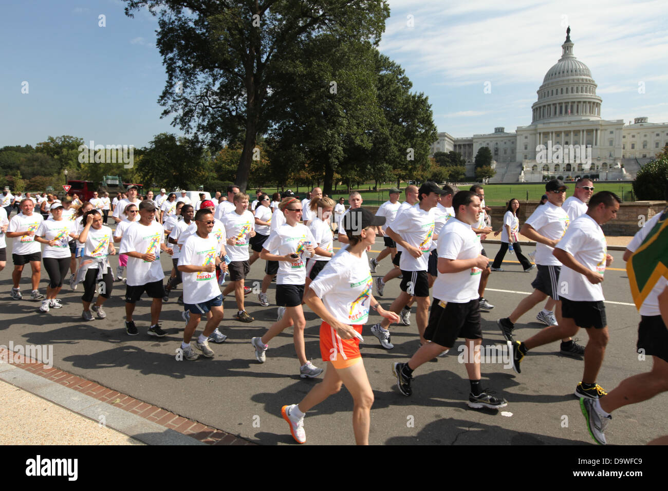 La Law Enforcement Torch Run evidenzia il coinvolgimento delle dogane e della protezione delle frontiere degli Stati Uniti nel sostenere gli eventi delle Olimpiadi speciali, combinando gli sforzi di coinvolgimento della comunità con i loro obblighi di applicazione della legge. Foto Stock
