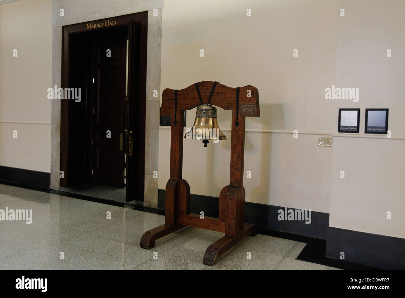 La New Orleans Custom House, un iconico monumento, presenta una storica campana a vapore che simboleggia il patrimonio marittimo della città. La campana, insieme alla pattuglia della dogana e della protezione delle frontiere degli Stati Uniti, riflette il ruolo di New Orleans nelle operazioni doganali e commerciali degli Stati Uniti durante il XIX e il XX secolo. Foto Stock