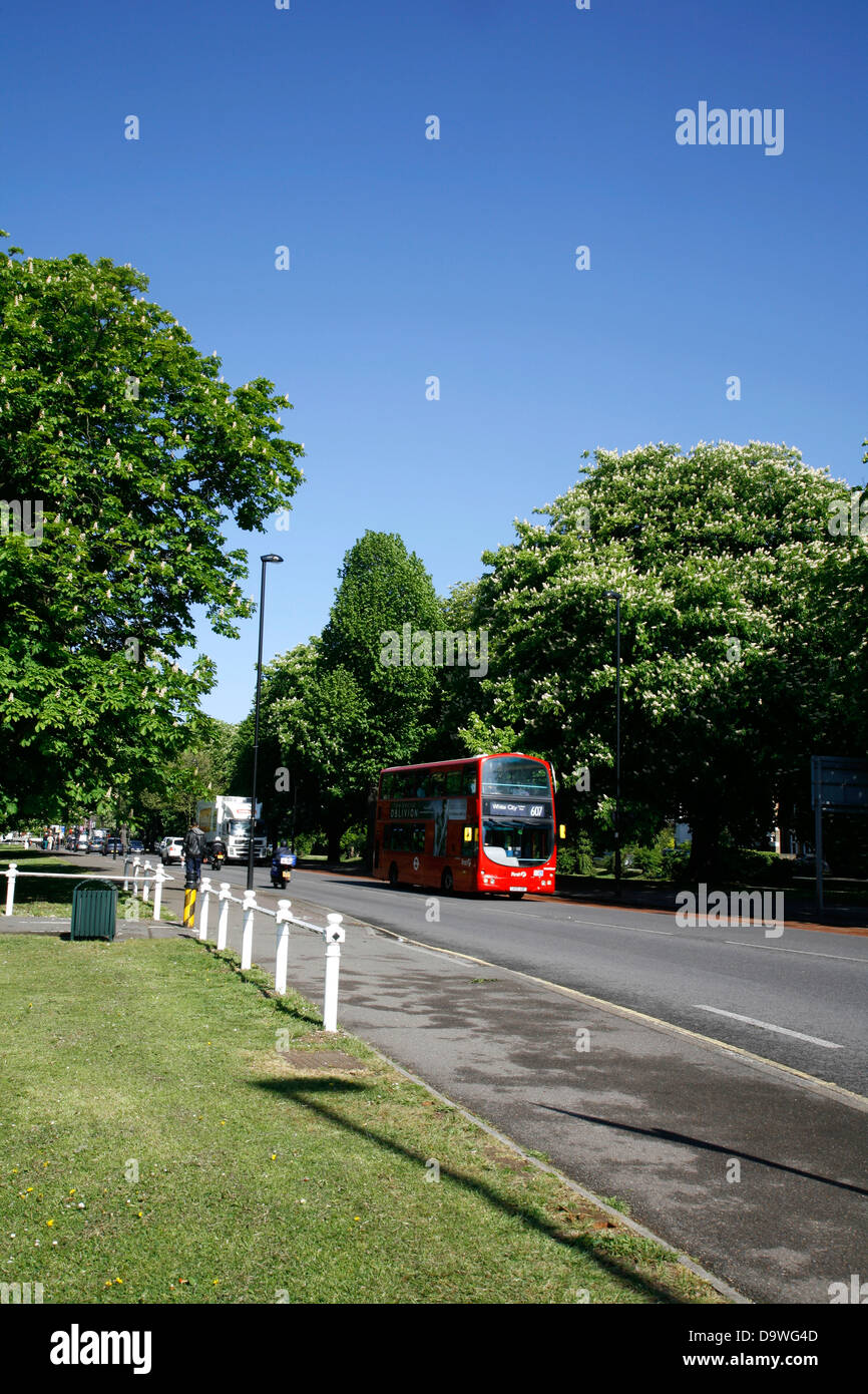 Numero di bus 607 attraversa Ealing Common su Uxbridge Road, Ealing, London, Regno Unito Foto Stock