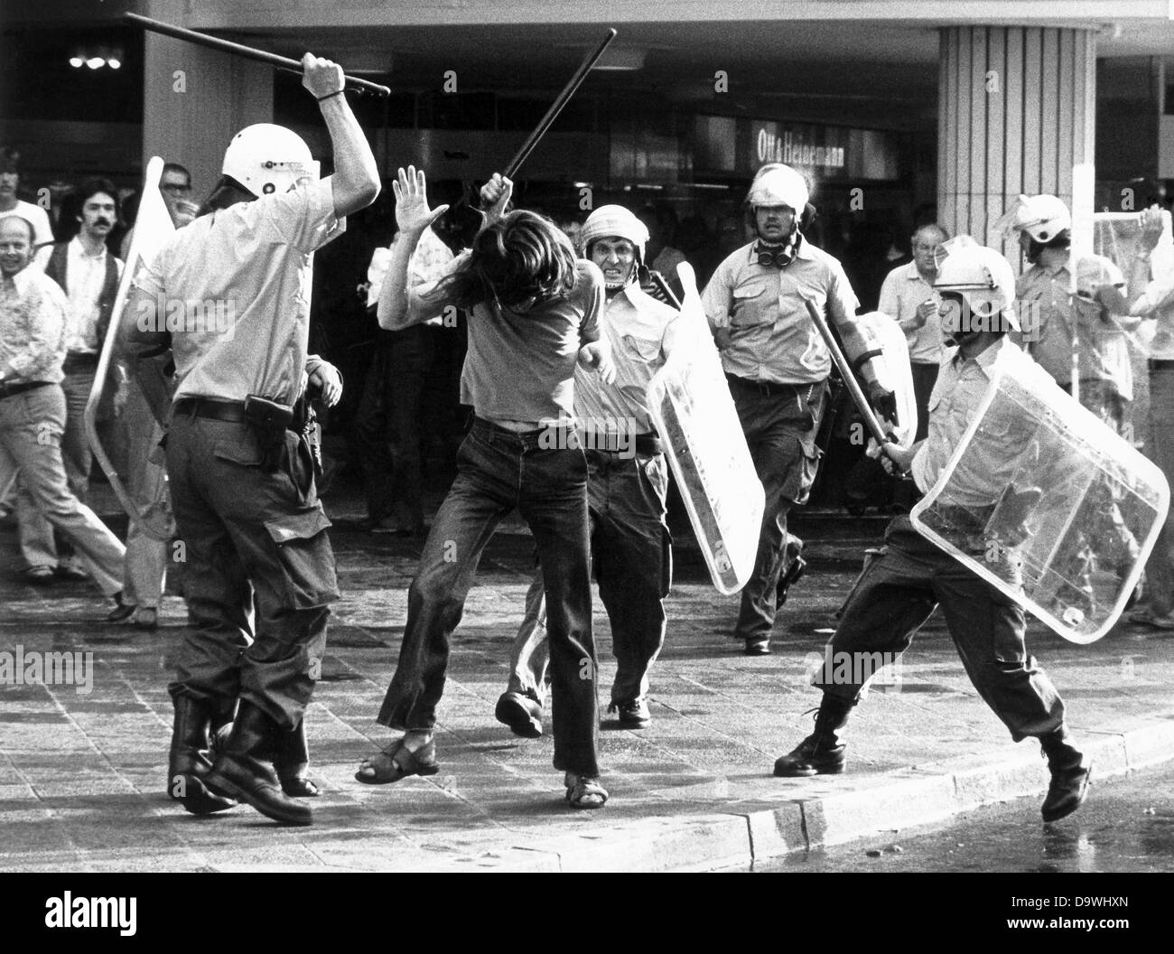Gli uomini della polizia beat demonstrants disarmati con bastoni. Demonstrants e forze di polizia sono stati coinvolti in una delle 'most brutale conflitto" negli ultimi anni il 10 maggio 1976 in Frankfurt am Main durante un vietato marcia di protesta in occasione dell'anarchico U. Meinhof nel suicidio. Lei ha preso la sua vita il 5 maggio 1976 nella prigione Stuttgart Stammheim. Sua figlia, Bettina Röhl, vuole fare una relazione contro il ministro degli Esteri Fischer (Verdi) a causa di "tentato omicidio a scapito della polizia uomo Jürgen Weber' alla corte distrettuale di Francoforte sul Meno. Foto Stock