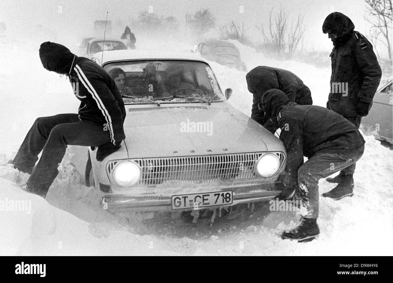 Soldati della Germania federale forze contribuiscono a un blocco driver per ottenere la sua auto libera il 31 dicembre nel 1978. Durante una delle più gravi catastrofi nel nord della Germania, migliaia di aiutanti erano in servizio senza tregua. Foto Stock