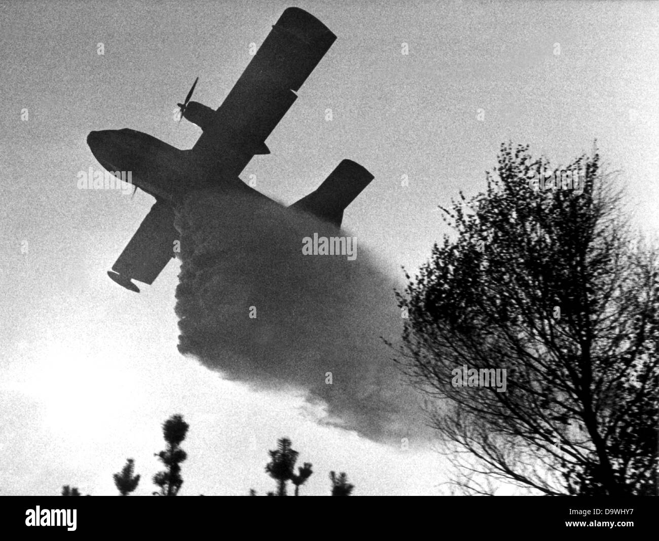 Un Francese piano antincendio è in azione al di sopra della zona di fuoco vicino a Eschede il 13 agosto del 1975. Un piccolo incendio in Bassa Sassonia si è trasformata in una catastrofe del 8 agosto nel 1975. Foto Stock