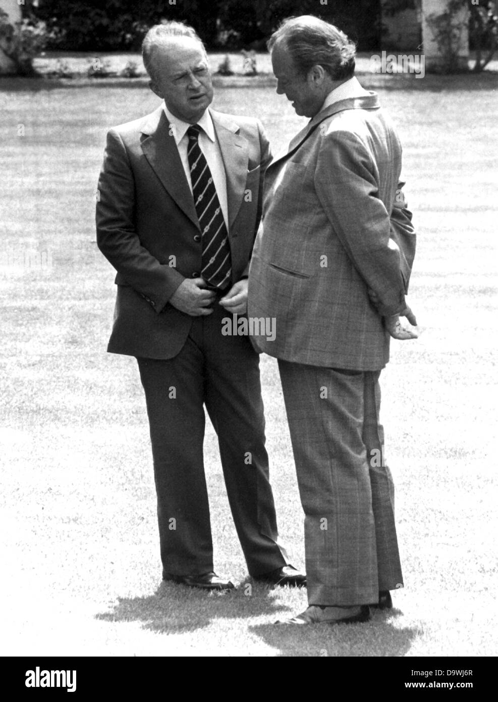 Ministro israeliano presidente Yitzhak Rabin (l) parla al presidente della SPD di Willy Brandt (r) il 9 di luglio nel 1975 nel giardino del quartiere governativo a Bonn durante la prima visita ufficiale di un ministro israeliano presidente per la Repubblica federale di Germania. Foto Stock