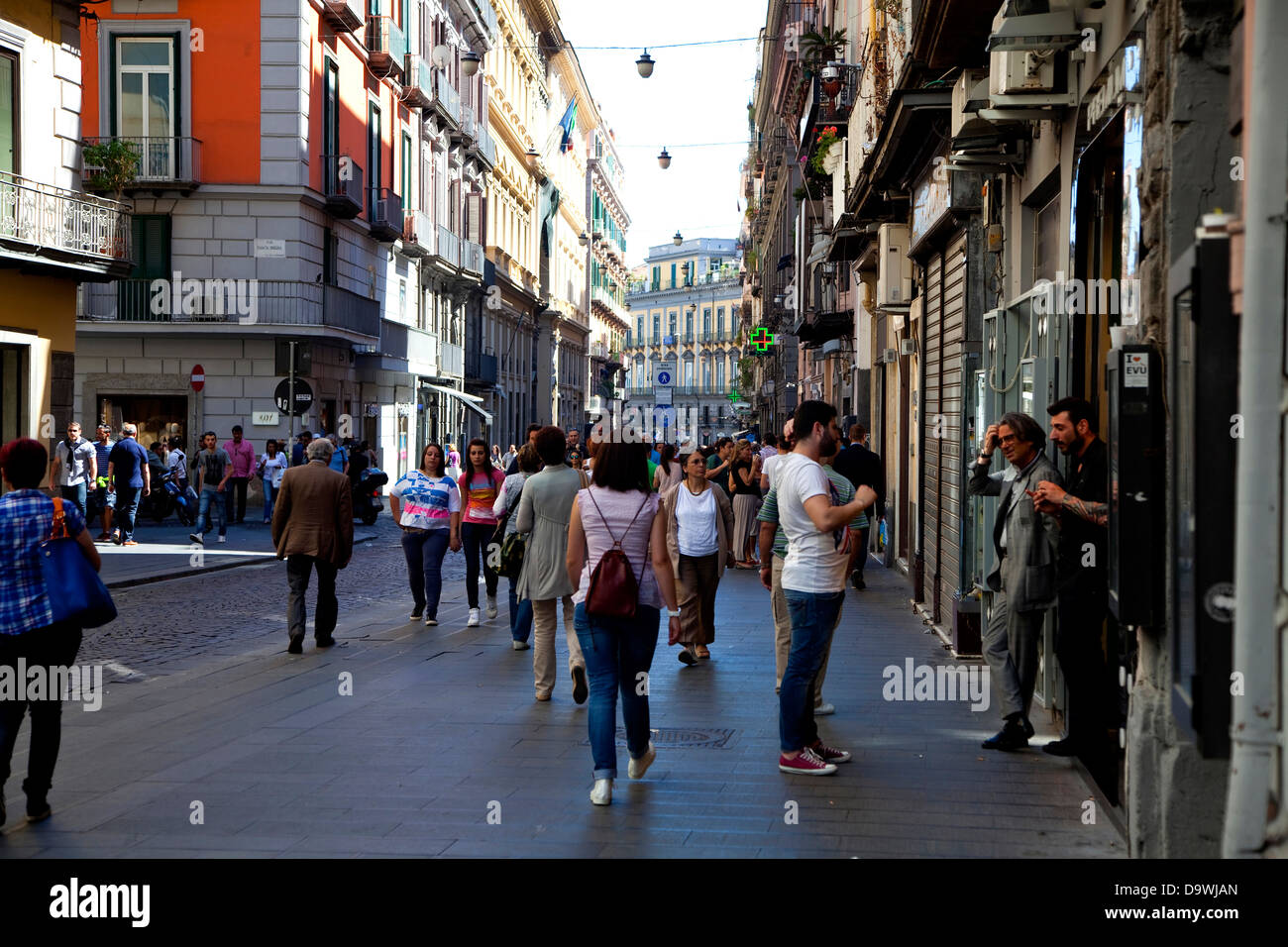 Via Toledo a Napoli, Italia, strada famosa con negozi e negozi. Paesaggio urbano e vista città di Napoli, Italia Foto Stock