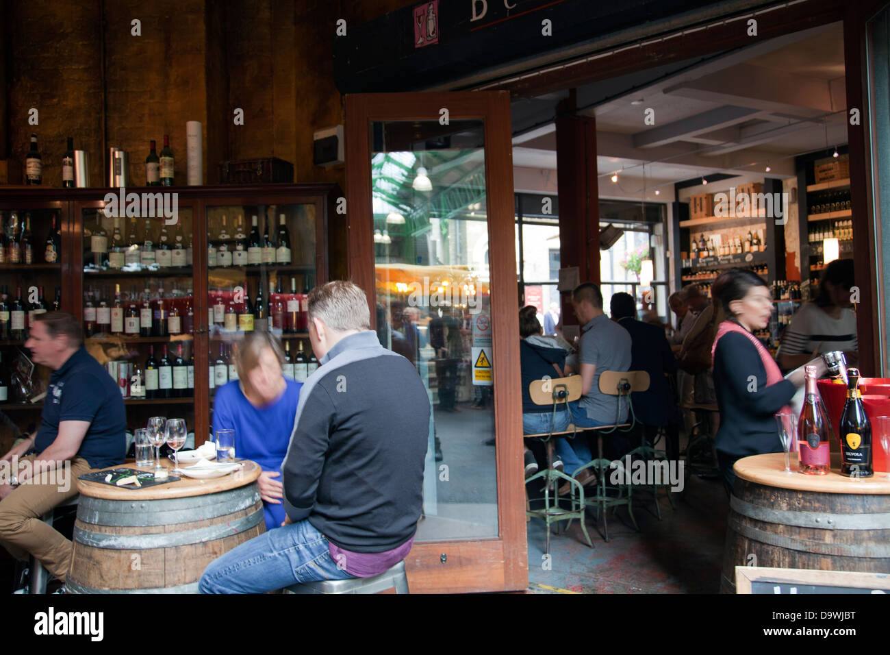 La gente beveva al Mercato di Borough Pub - London REGNO UNITO Foto Stock