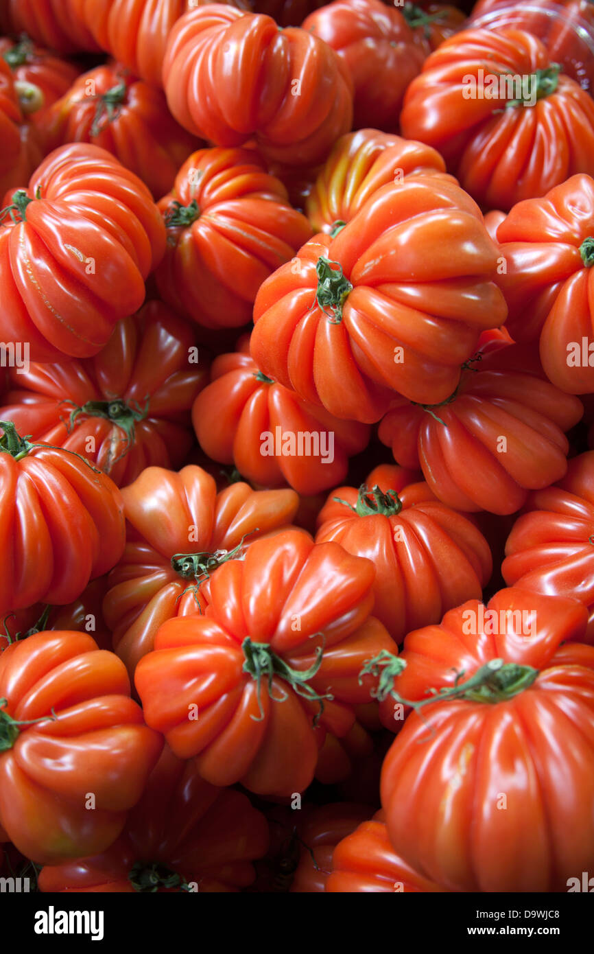 Saveol Coeur de boeuf pomodori per la vendita al mercato di Borough - London REGNO UNITO Foto Stock