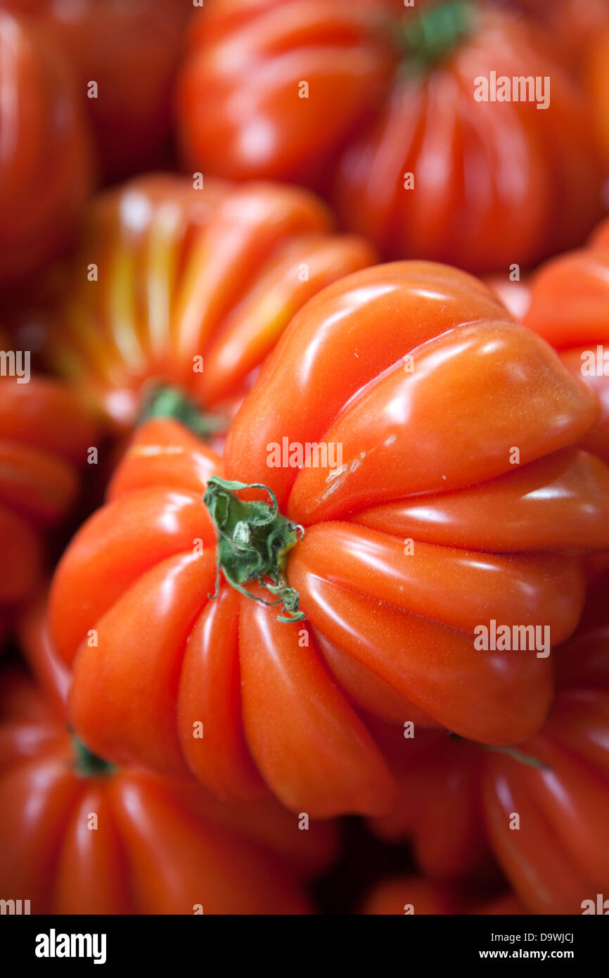 Saveol Coeur de boeuf pomodori per la vendita al mercato di Borough - London REGNO UNITO Foto Stock